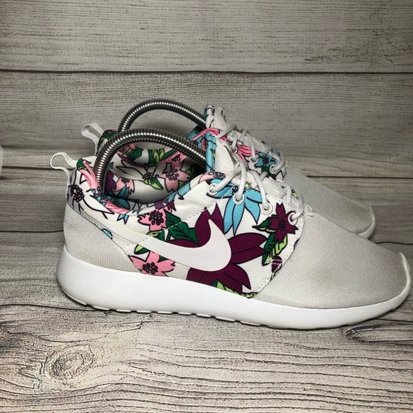 Womens Nike Roshe Run White Floral Aloha sz 8 LIMITED EDITION - Picture 1 of 8